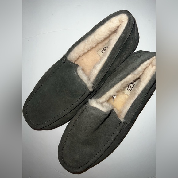 UGG Ascot Slipper size 8 (unisex)